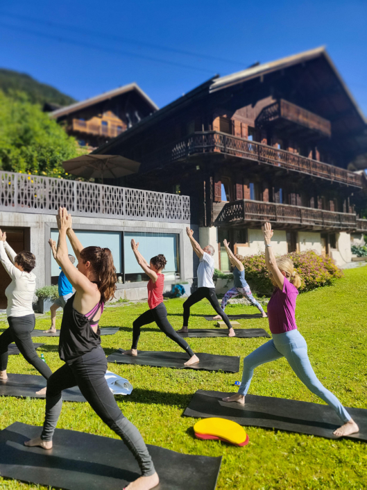 Retraite de week-end de yoga Champéry, juillet 2021, leçon en plein air